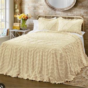 New! Queen size cream chenille bedspread w/shams. Never opened.